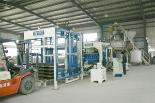 Máquina de fabrico de blocos QT10-15